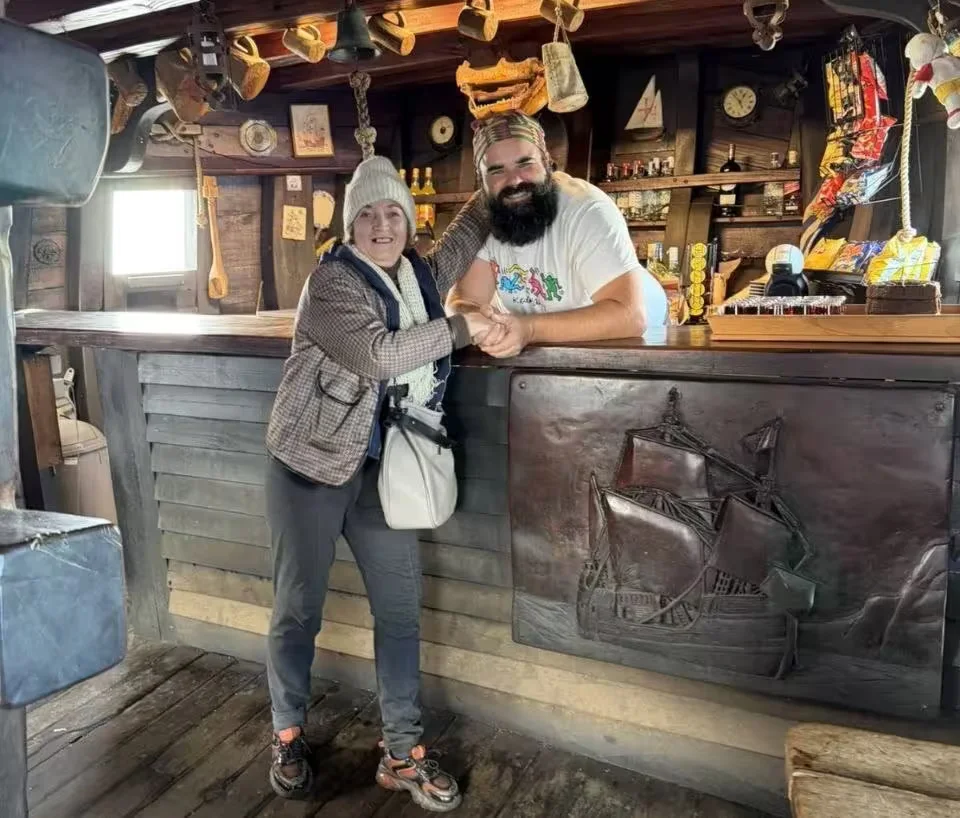  Елена Селех на Мадейре с капитаном корабля. 