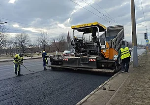 На дороге проспекта Шмидта укладывают асфальт. Фотофакт