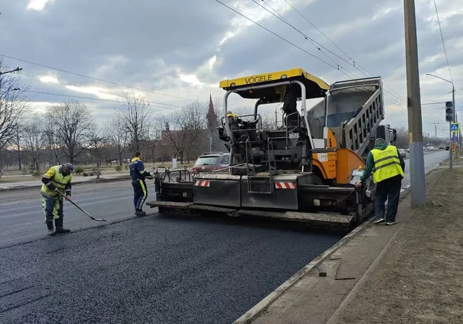 На дороге проспекта Шмидта укладывают асфальт. Фотофакт