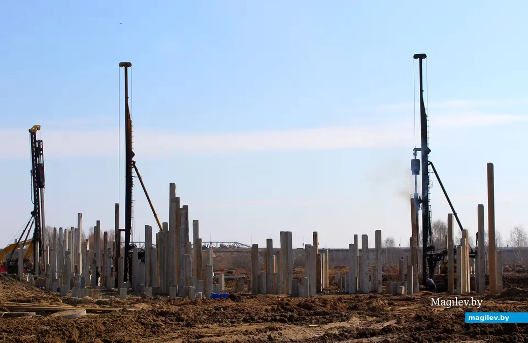 26 марта 2026 года. Могилев. Строительство спорткомплекса на берегу Днепра.  