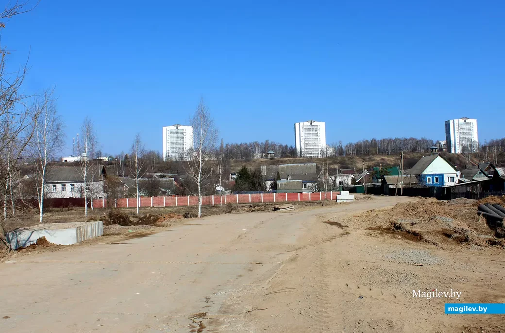  26 марта 2026 года. Могилев. Строительство спорткомплекса на берегу Днепра. Вид на город.
