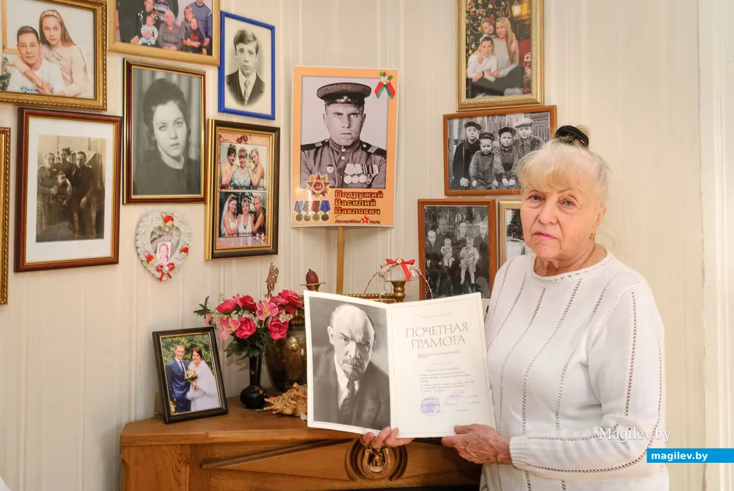 26.03.2026. Бобруйск. Урицкого. Татьяна Васильевна Подружая  с Почетной грамотой, которую получила