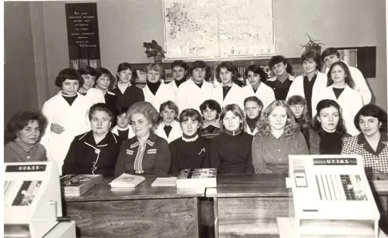 Начало 1980-х. Встреча учащихся с предстоятелями горпищеторга. Первый ряд слева направо: завуч