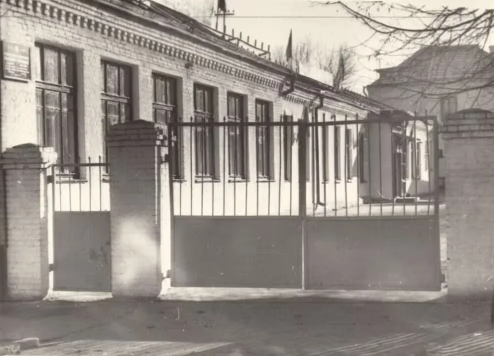 1975 год. Здание УПК. 6 окон слева – кабинеты фабрики им. Дзержинского, два следующих – кабинеты