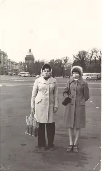  1976 год. Татьяна Васильевна Подружая (слева) на учебе в Ленинграде.