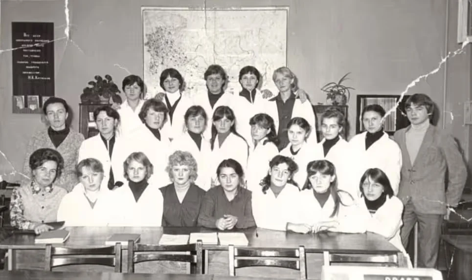 Начало 1980-х. Встреча учащихся с предстоятелями горпищеторга. Первый ряд слева направо: завуч