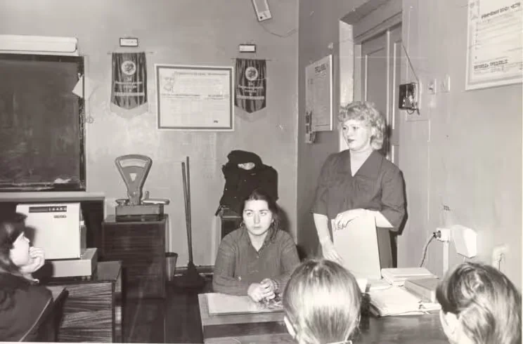 1982-1983. В кабинете УПК. Встреча учащихся с выпускниками УПК прошлых лет – Татьяной Пахотиной и