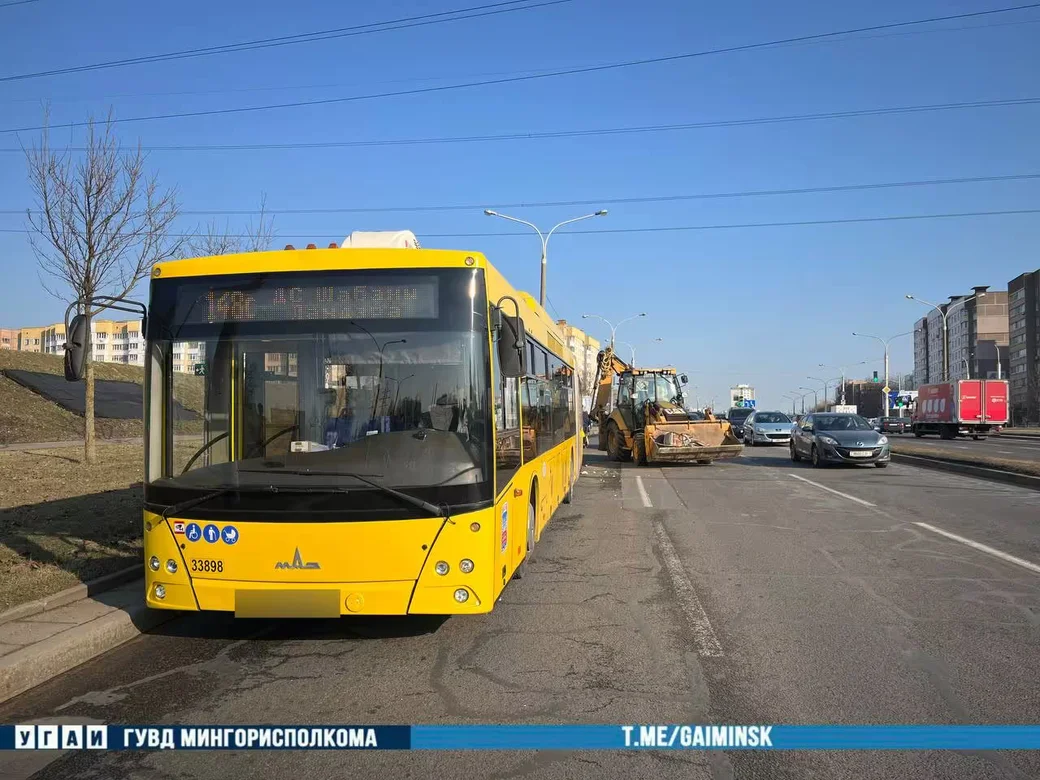 28 марта 2026 года. ДТП с участием трактора, автобуса и грузовика в Минске. Фото: ГАИ. 