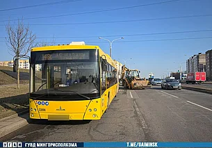 В Минске погрузчик-экскаватор протаранил пассажирский автобус. Четыре человека в больнице