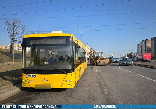 В Минске погрузчик-экскаватор протаранил пассажирский автобус. Четыре человека в больнице