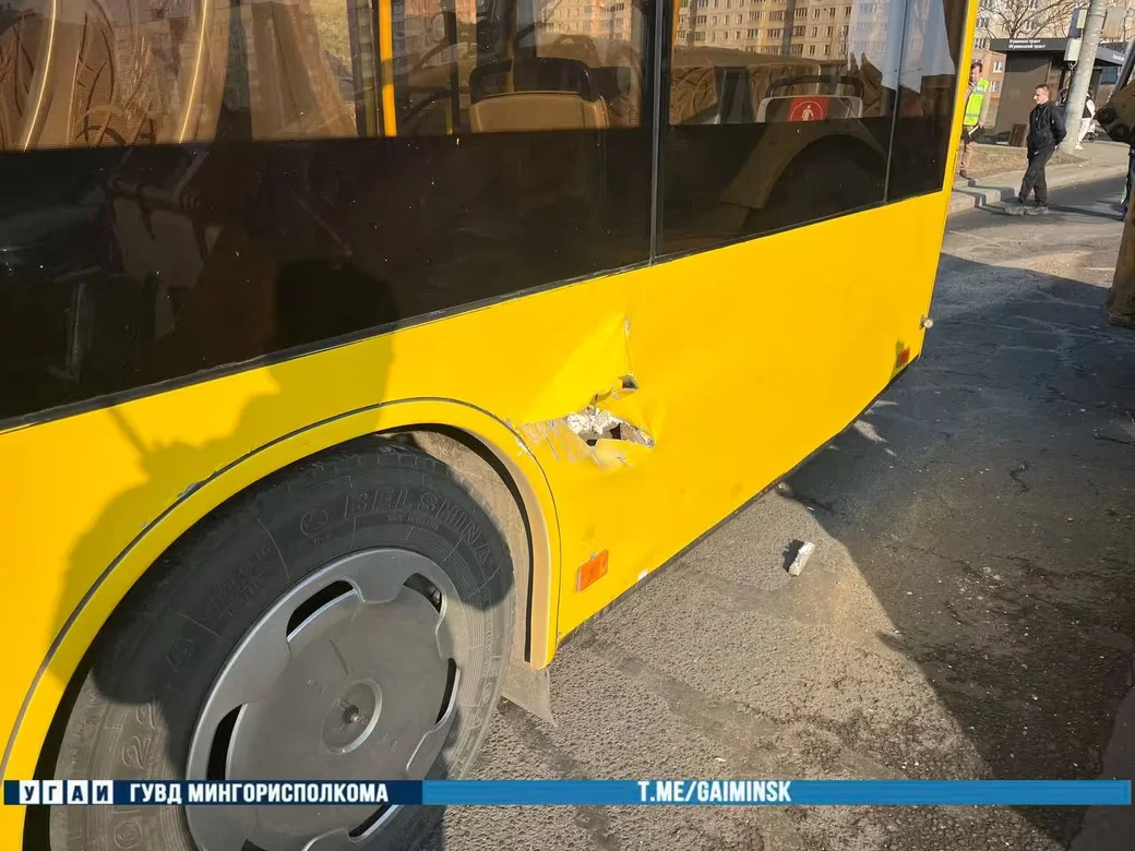 28 марта 2026 года. ДТП с участием трактора, автобуса и грузовика в Минске. Фото: ГАИ. 