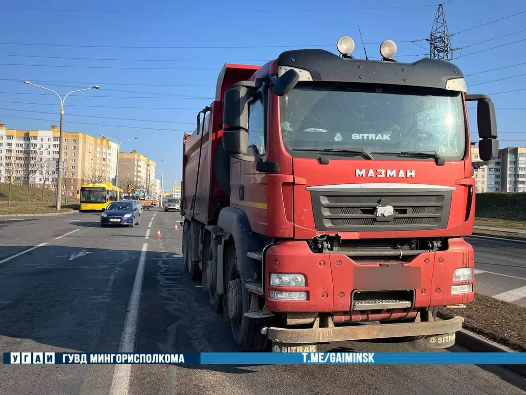 28 марта 2026 года. ДТП с участием трактора, автобуса и грузовика в Минске. Фото: ГАИ. 