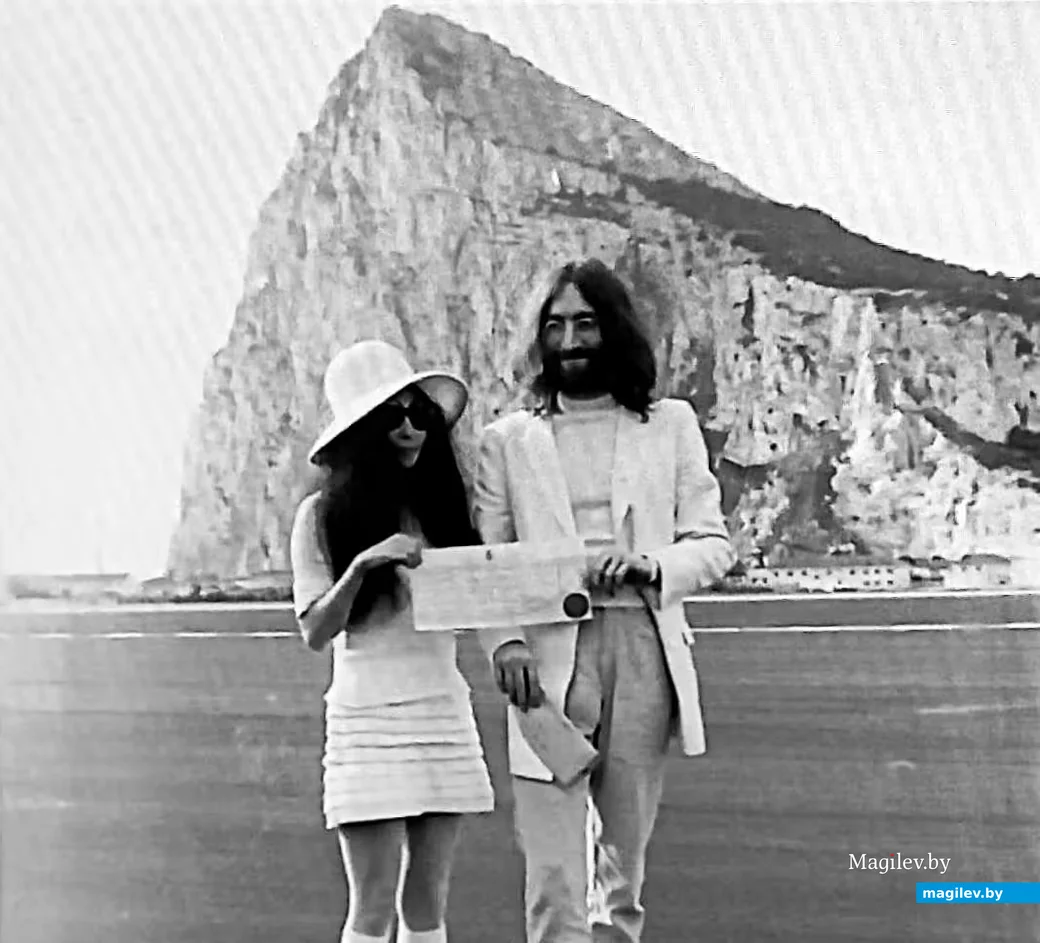  20.03.1969, Гибралтар. Джон Леннон и Йоко Оно после регистрации.