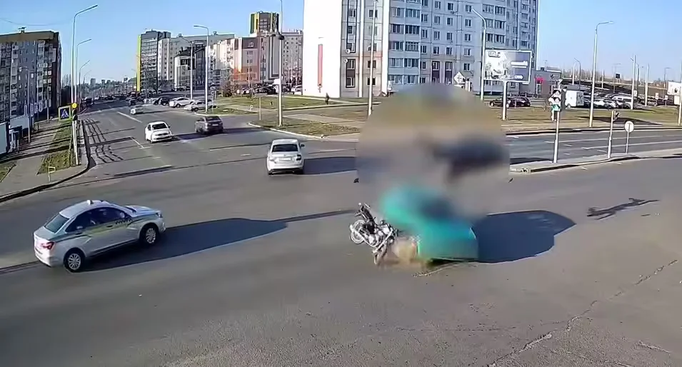 28 марта 2026 года.  В Могилеве на перекрестке Фатина и Мовчанского 17-летний мотоциклист