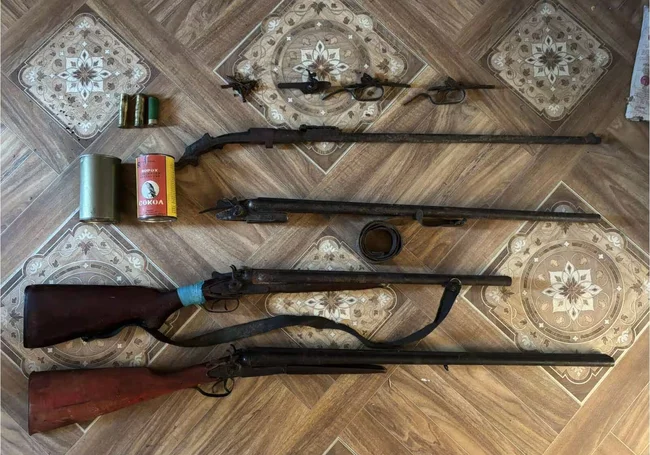 Искали сети, а нашли оружие и порох у жителя Осиповичского района