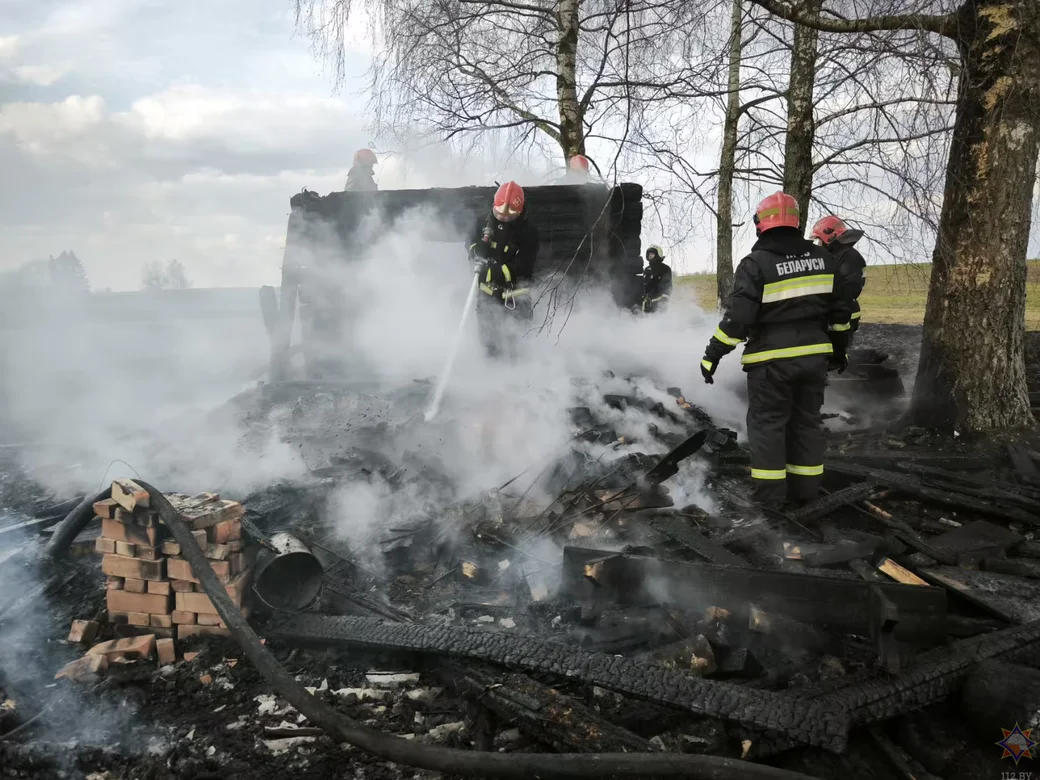 31 марта 2026 года.  Пожар частной бани в деревне Дубейково Мстиславского района. Фото: МЧС.