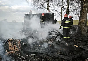 В деревне Дубейково Мстиславского района горела баня. Пострадал местный житель (видео)