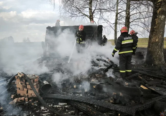 В деревне Дубейково Мстиславского района горела баня. Пострадал местный житель (видео)