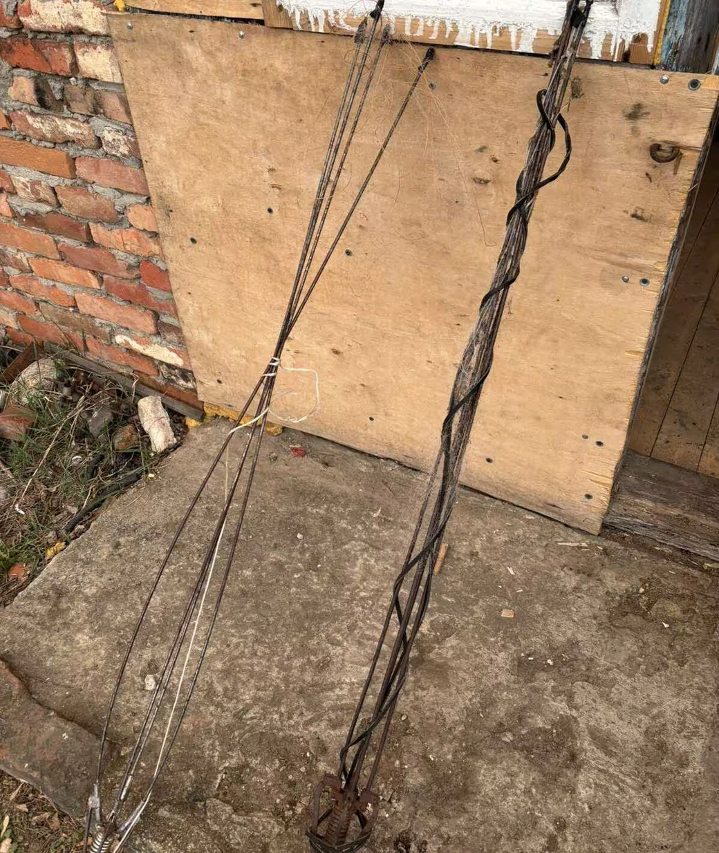  При осмотре домовладения была найдена одна сеть и две подъемных сети («паука»).