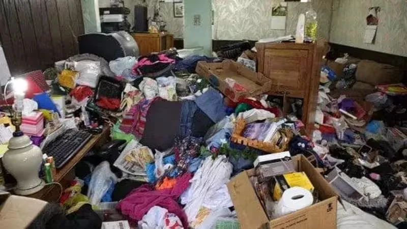 Женщина умерла под горами заваливших ее заказов с маркетплейсов. Фото: La Repubblica.