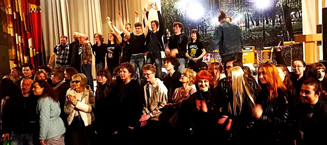 Могилевские рок-музыканты превратили в зрительном зале всех в дружескую компанию