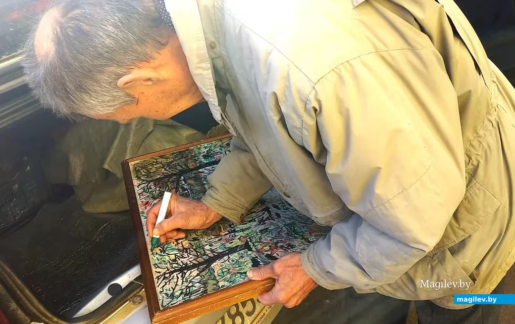   Апрель 2026 года, Могилев. Валентин Гончаров за работой над картиной.