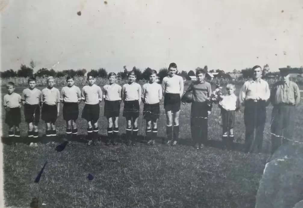 1953 г. Самый маленький на этом снимке – юный Олег Волох, уже капитан футбольной команды!