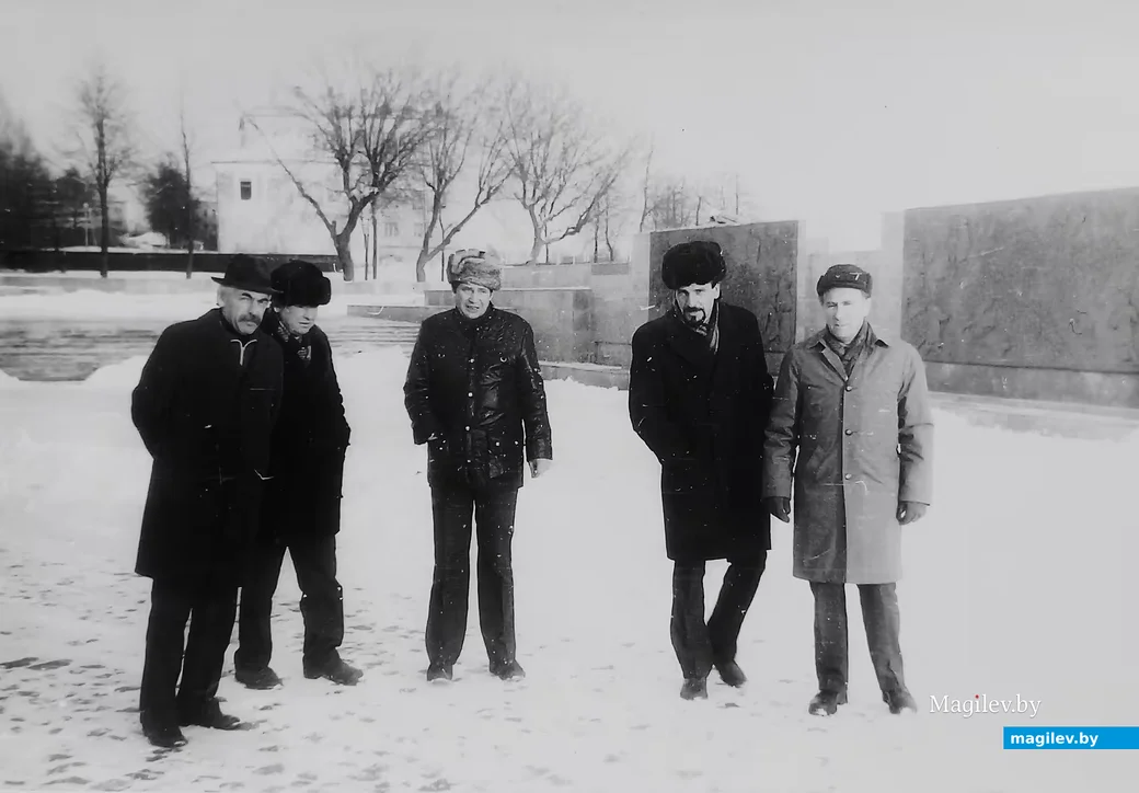   1970-е годы, Могилев. Сотрудники лифтостроительного завода на Советской площади.