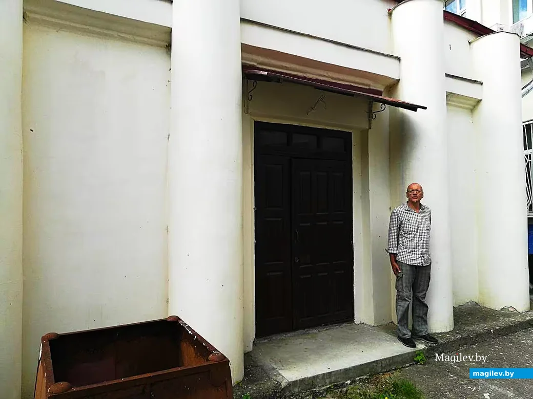  2018 год. Могилев. Плейшнер у входа в бывшую мастерскую Бориса Борща.