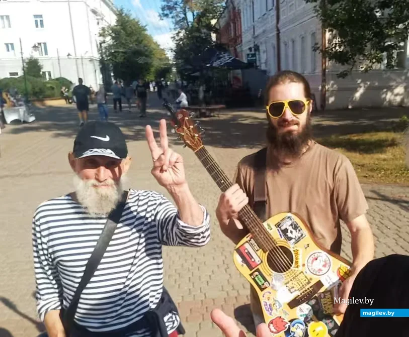  2025 год, Могилев. Борис Борщ (слева) на Ленинской.