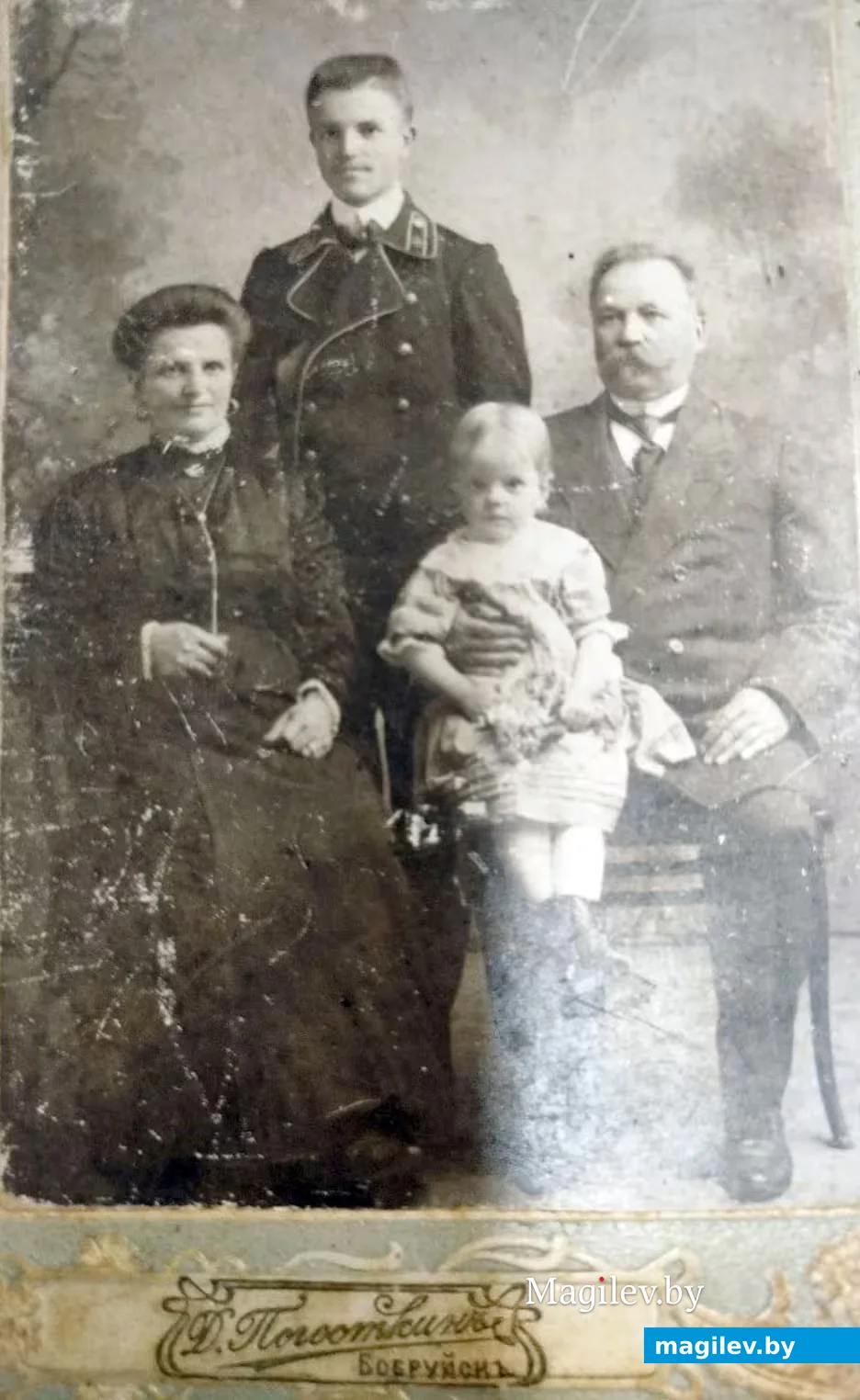 Примерно  1911 год. Первые владельцы самовара - семья Залесских: Михалина, Владимир и их дети -