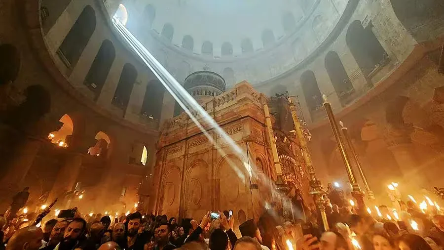 Обряд встречи огня проводится в храме Гроба Господня предположительно с IV века. Фото: РИА