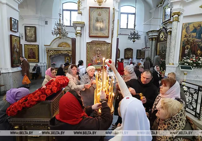 Благодатный огонь от гроба Господня доставили в Минск