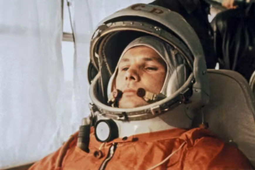 12 апреля 1961 года советский космонавт Юрий Гагарин совершил первый в истории полет человека в