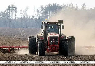 Лукашенко: «На следующей неделе нам обещают теплую погоду. Надо побыстрее закончить сев»