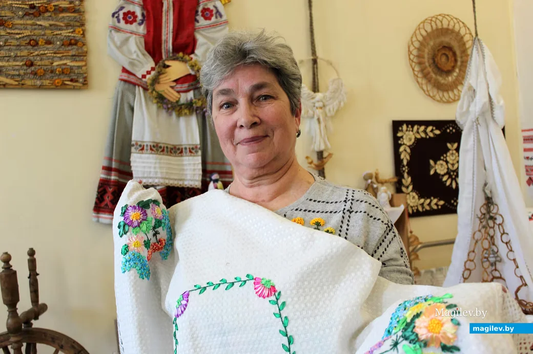  Скатерть, украшенная вышивкой из лент. Работа Галины Никитиной. 