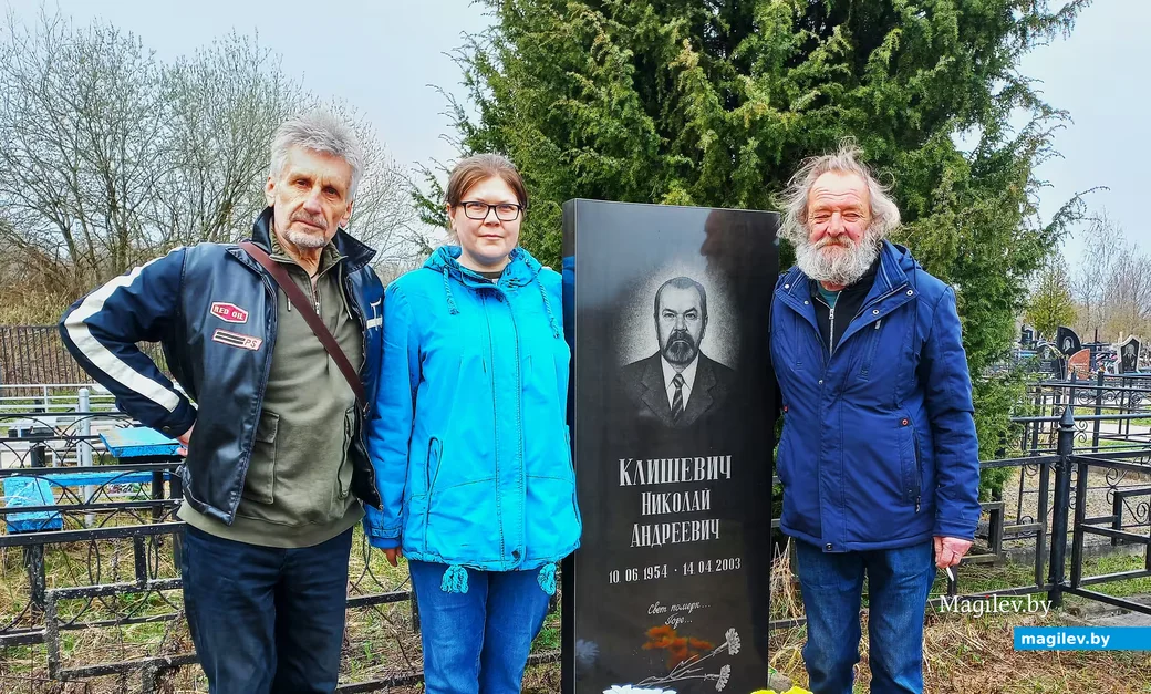 2023 год, Могилев, Лавсановское кладбище. У могилы друга.