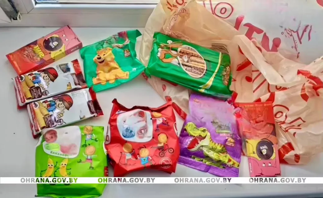 Продукты, обнаруженные в пакете заведующей хозяйством. Фото: Департамент охраны.