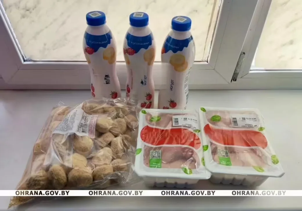 Продукты, обнаруженные в пакете заведующей хозяйством. Фото: Департамент охраны.