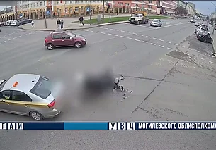 Такси и мотоцикл столкнулись в Могилеве днем 16 апреля: мотоциклист в больнице