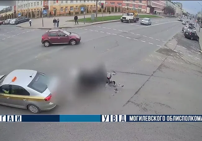 Такси и мотоцикл столкнулись в Могилеве днем 16 апреля: мотоциклист в больнице