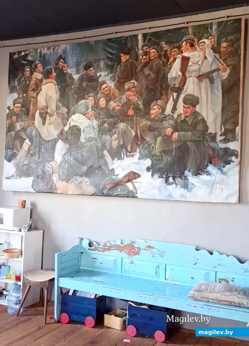 Сакавік 2026 г. Гэту карціну з былога клуба знайшлі ў адным з вясковых хлявоў. Яна зноў вісіць на