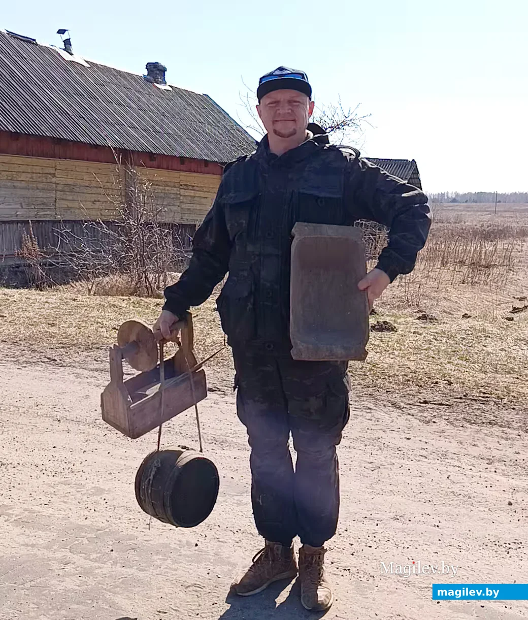 Сакавік 2026 г. Дзмітрый збірае старыя прадметы вясковага побыту. Экспанаты ў Макар-клубе