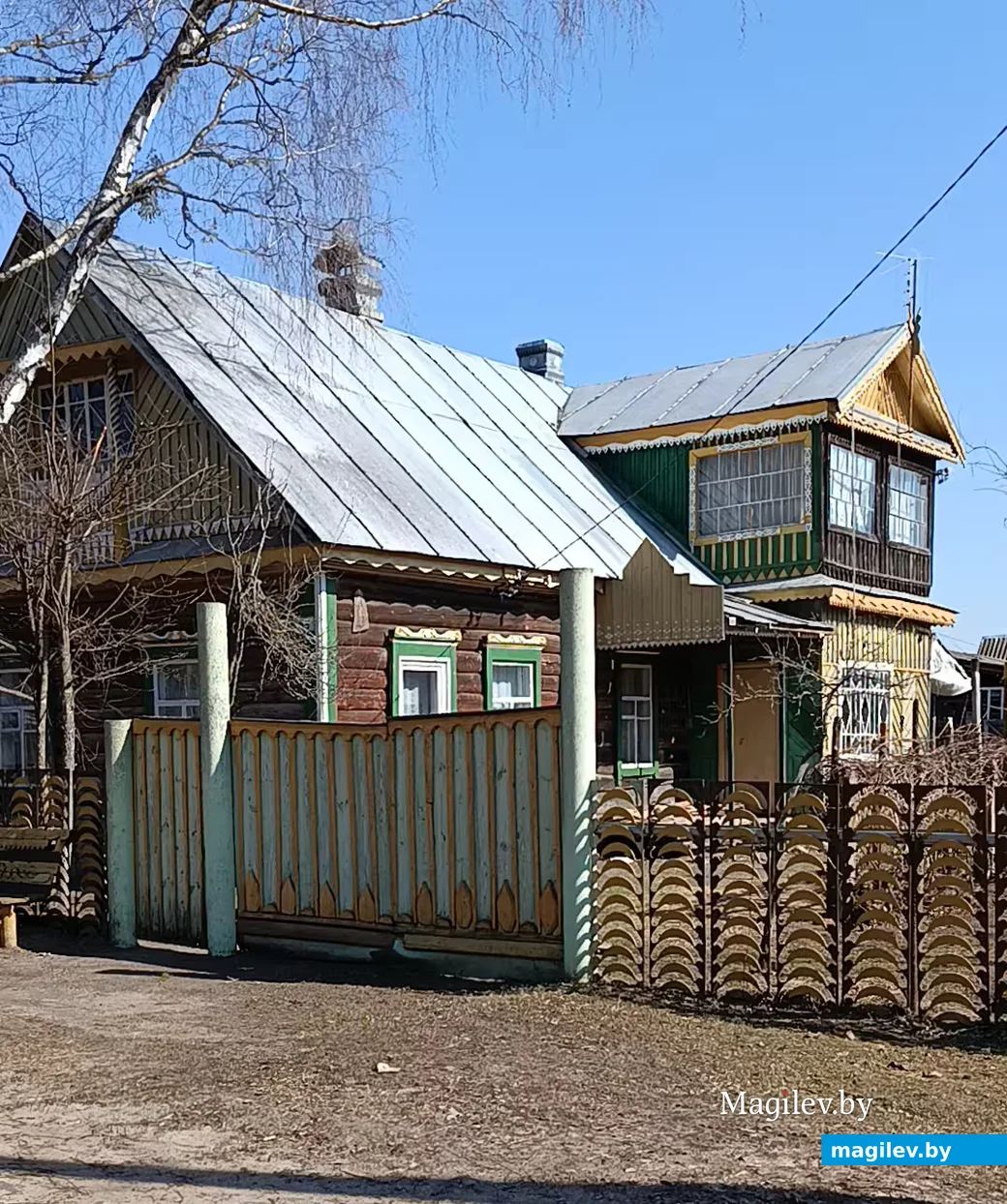  Сакавік 2026 г. Вёска Касарычы, Глускі раён. Сустракаюцца домікі з аргінальнай архітэктурай.