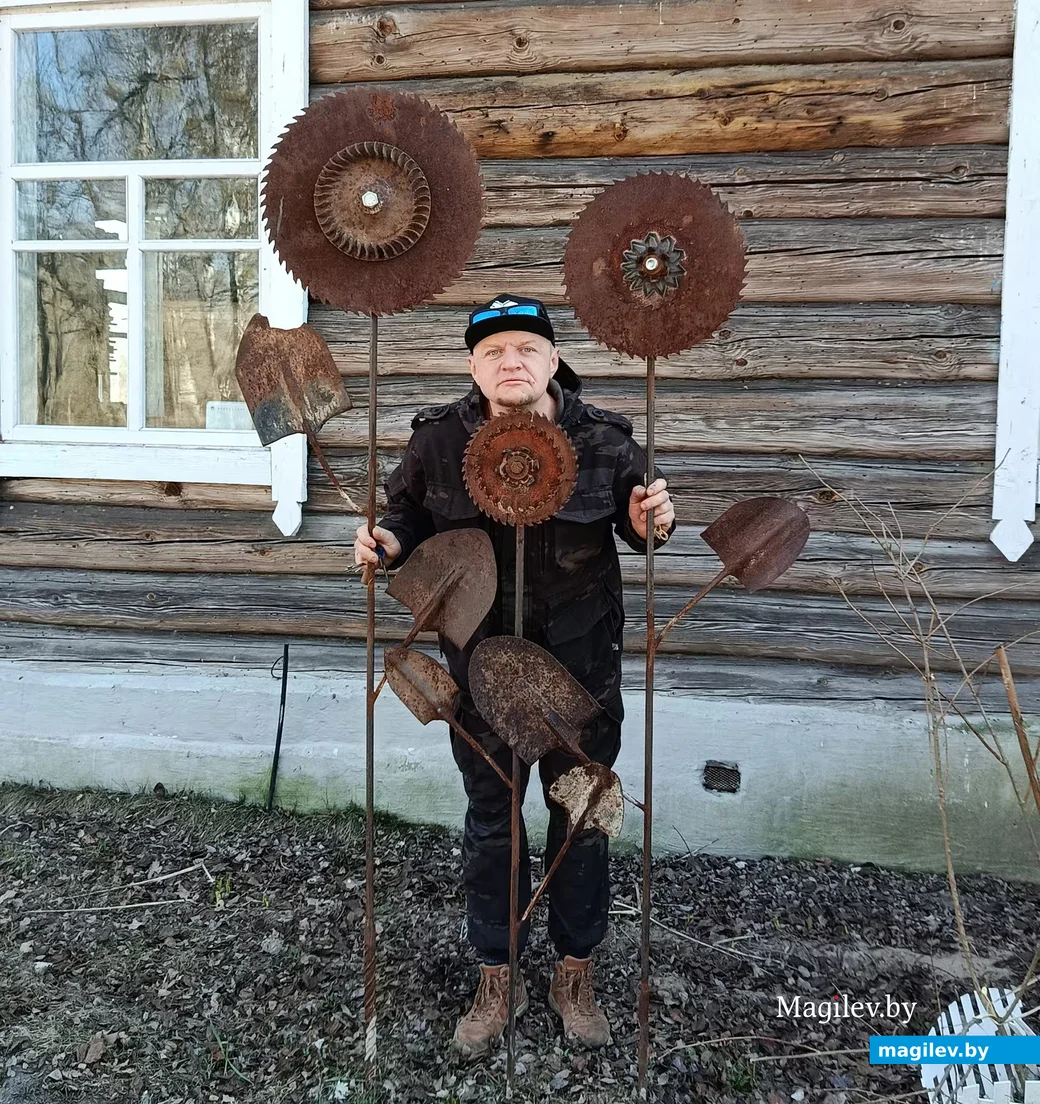 Сакавік 2026 г. Дзмітрый, аўтар арыгінальнай металічнай кветкі, што сустракае гасцей