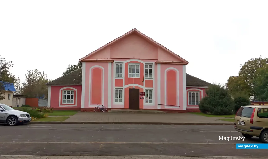 Октябрь 2024 года. Глуск. В этом здании с 1960-х и долгое время размещался районный Дом культуры, а