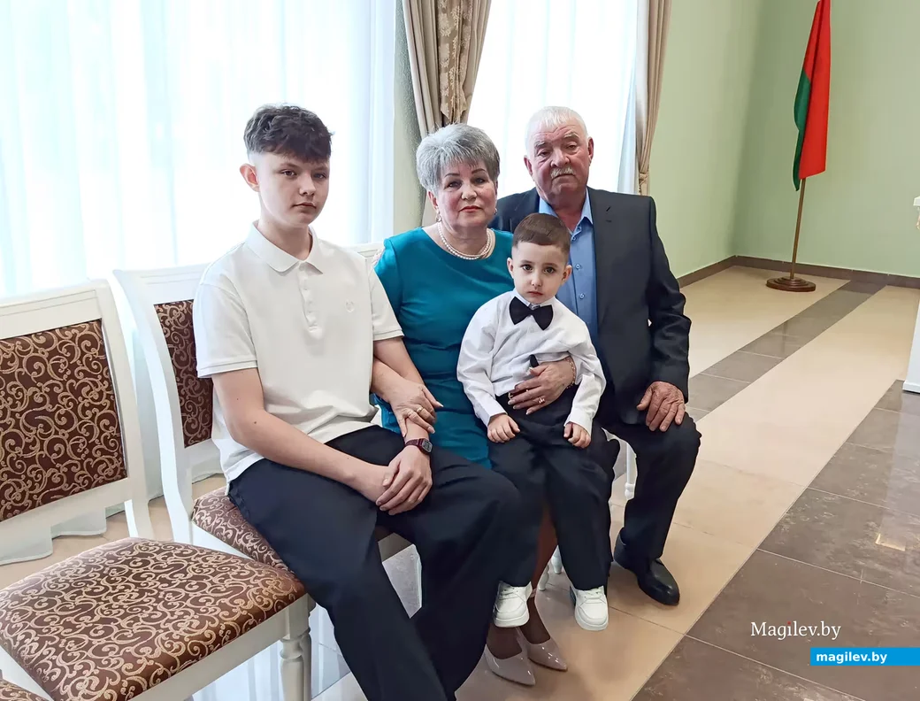 18.04.2026 г. Золотая свадьба Сергея Семеновича и Валентины Ивановны Щербы. С внуками Матвеем и