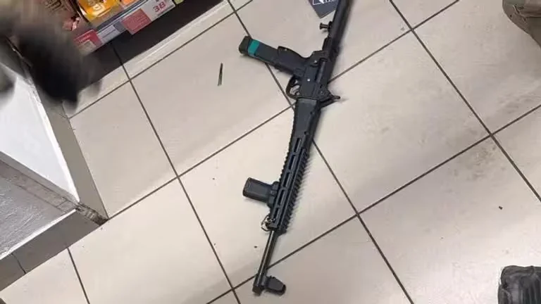  Карабин Kel-Tec SUB-2000, из которого стрелок вел огонь по людям в Киеве.