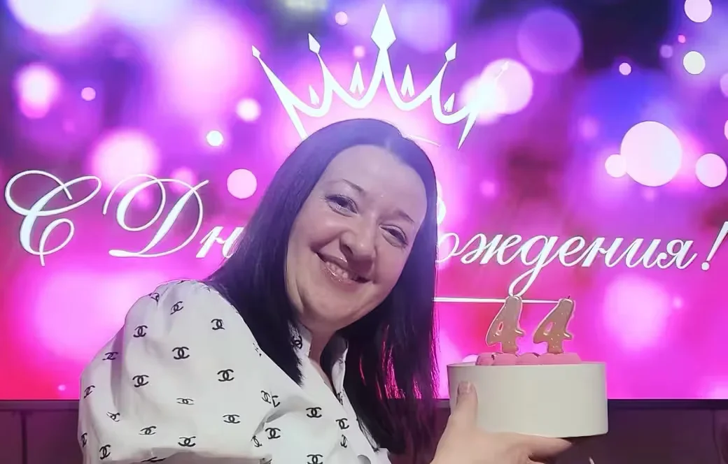 Елена Липатова. Бобруйск. Такой тортик мастерица подарила себе на недавний день рождения.  