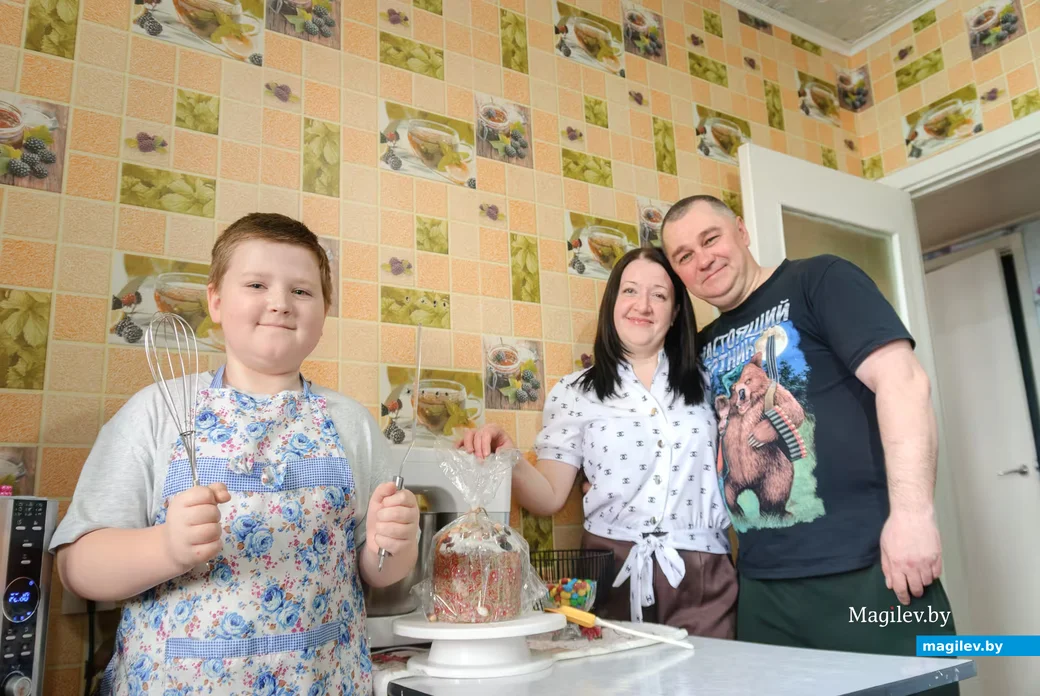 15.04.2026. Бобруйск. Елена Липатова с супругом и сыном. Фото: Александр ЧУГУЕВ. 